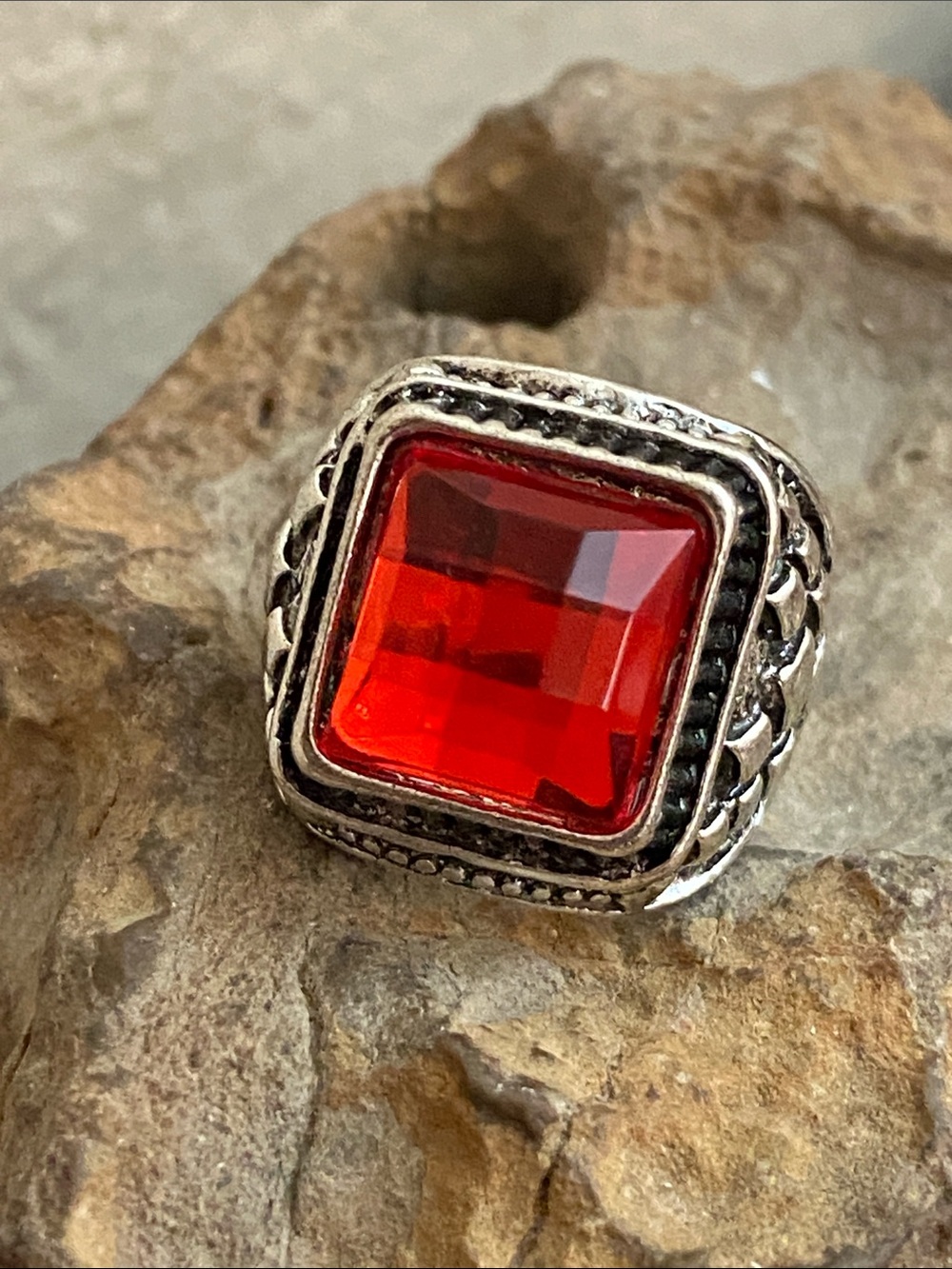 5/$10❤️❤️❤️NEW Silver Tone Zinc Alloy Red Faceted Acrylic Cabochon Ring